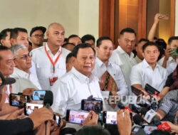 Respons Prabowo terhadap penolakan Mahkamah Konstitusi terhadap gugatan usia maksimal calon presiden 70 tahun adalah sebagai berikut: