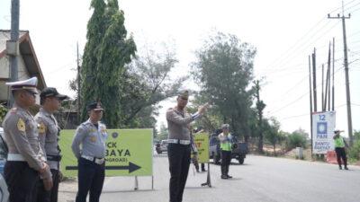 Polisi menggelar uji coba rekayasa lalu lintas dalam rangka persiapan Nataru di Tuban.