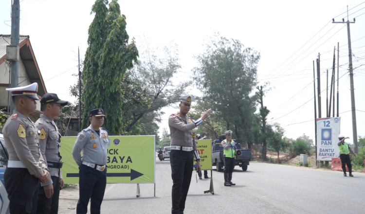 Polisi menggelar uji coba rekayasa lalu lintas dalam rangka persiapan Nataru di Tuban.