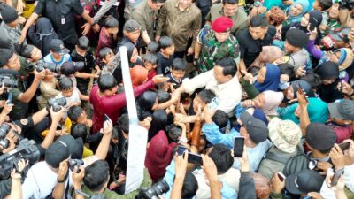 Prabowo Bersama Anak-Anak Menikmati Momen Bahagia Bermain Air Saat Meresmikan 9 Titik Air di Sukabumi