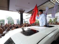 Prabowo Diterima dengan Parade Perkusi dan Tarian di Bandung