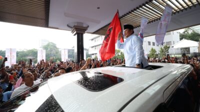 Prabowo Diterima dengan Parade Perkusi dan Tarian di Bandung