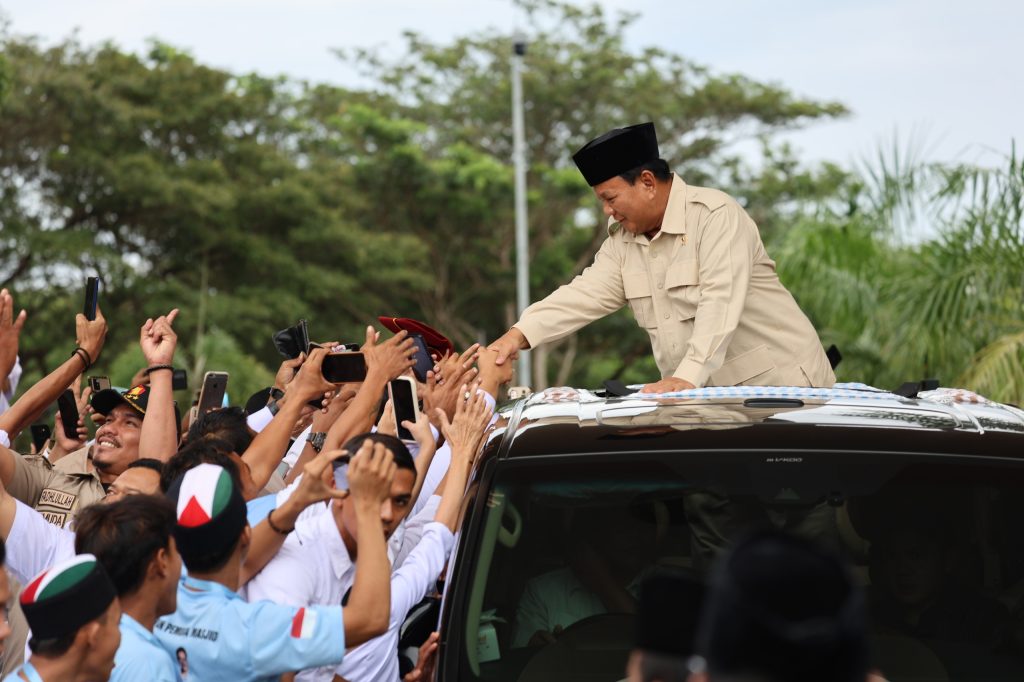 Prabowo Bersama Warga dan Relawan Menikmati Kopi Aceh: Pengalaman Luar Biasa!