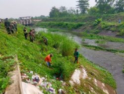 Kodim 0814 Jombang Melakukan Pembersihan Sungai Avur Watudakon Untuk Mengatasi Banjir yang Sering Terjadi