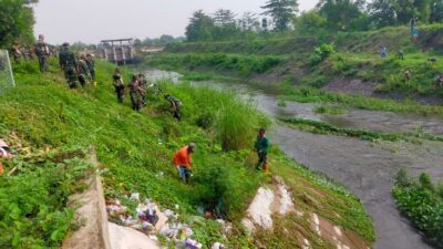 Kodim 0814 Jombang Melakukan Pembersihan Sungai Avur Watudakon Untuk Mengatasi Banjir yang Sering Terjadi