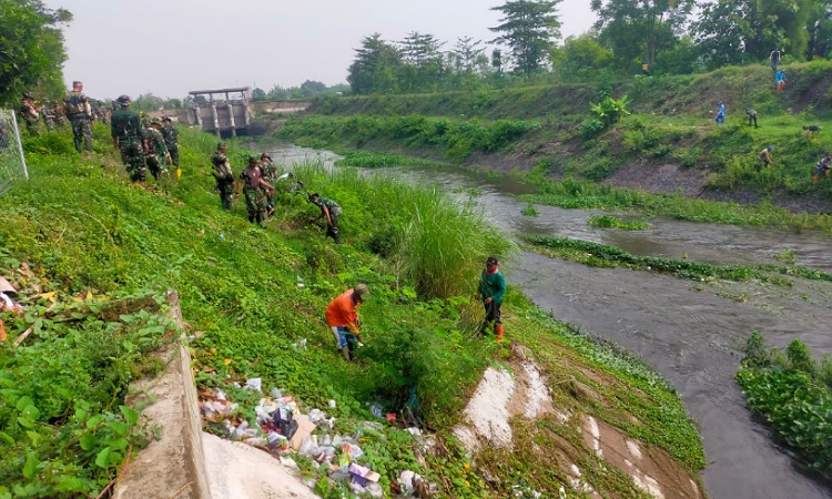 Kodim 0814 Jombang Melakukan Pembersihan Sungai Avur Watudakon Untuk Mengatasi Banjir yang Sering Terjadi