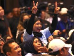 Prabowo Touched by the Enthusiasm of Mother Volunteers in Bandung Holding His Hand Tightly