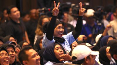 Prabowo Touched by the Enthusiasm of Mother Volunteers in Bandung Holding His Hand Tightly