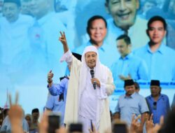 Prabowo dan Relawan Nderek Guru Bershalawat Bersama Habib Luthfi di Serang