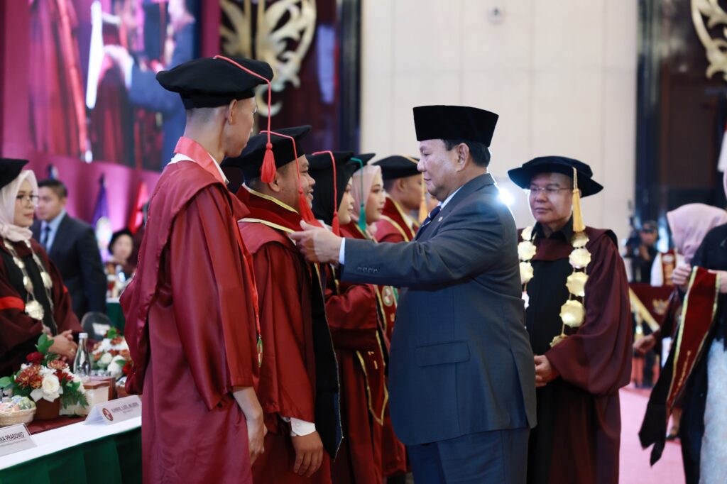 Prabowo Subianto Menghadiri Wisuda UKRI dan Mendorong Anak-anak Muda untuk Menjadi Pemimpin yang Peduli Terhadap Rakyat