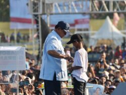 Anak Warga Beri Cemilan Kacang Oven pada Prabowo saat Orasi di Medan