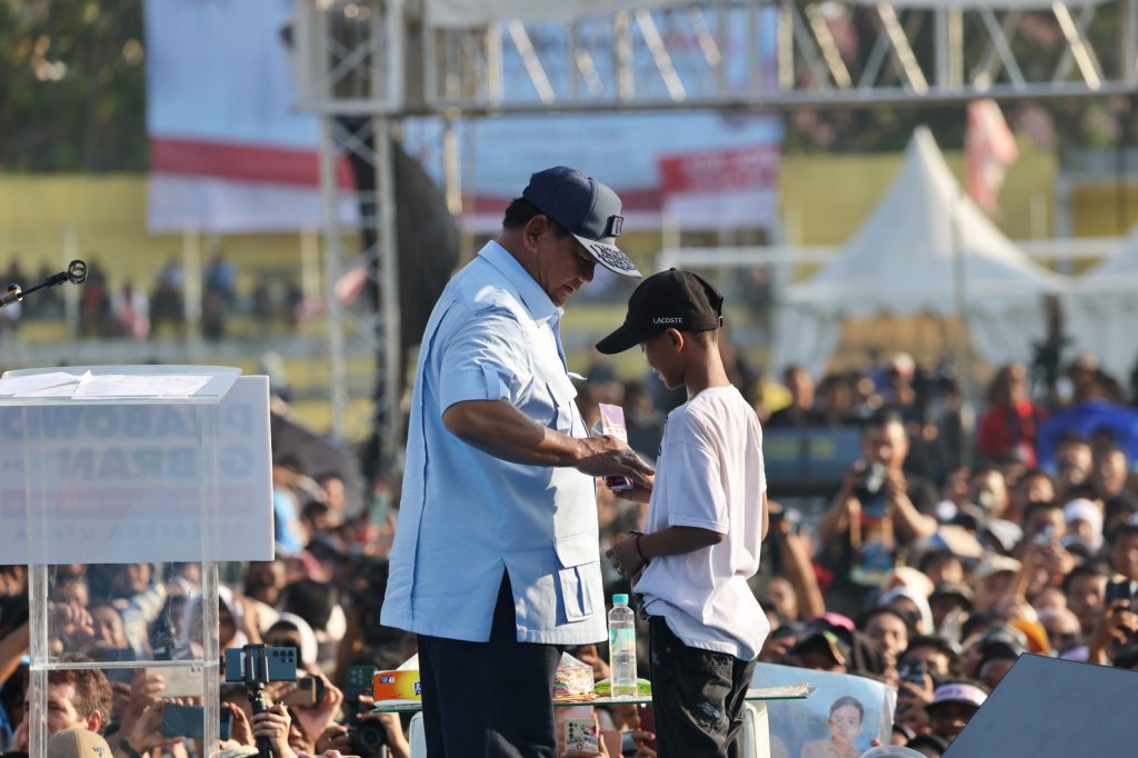 Anak Warga Beri Cemilan Kacang Oven pada Prabowo saat Orasi di Medan