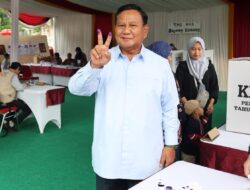 Prabowo Subianto Memilih di TPS 033 Bojong Koneng Sambil Mengangkat Salam Dua Jari