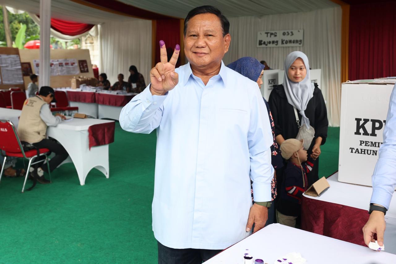 Prabowo Subianto Memilih di TPS 033 Bojong Koneng Sambil Mengangkat Salam Dua Jari