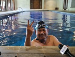 Prabowo Subianto Bersantai dengan Berenang Usai Nyoblos dan Menunggu Quick Count