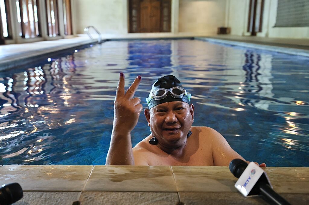 Prabowo Subianto Bersantai dengan Berenang Usai Nyoblos dan Menunggu Quick Count