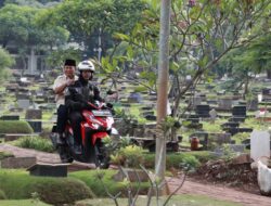 Prabowo Subianto Diziarahi ke Makam Sang Ayah Usai Pemilu dan Disambut Ratusan Warga dengan Menggunakan Sebuah Motor