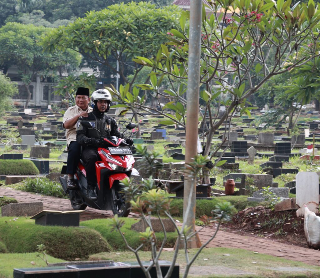 Prabowo Subianto Diziarahi ke Makam Sang Ayah Usai Pemilu dan Disambut Ratusan Warga dengan Menggunakan Sebuah Motor