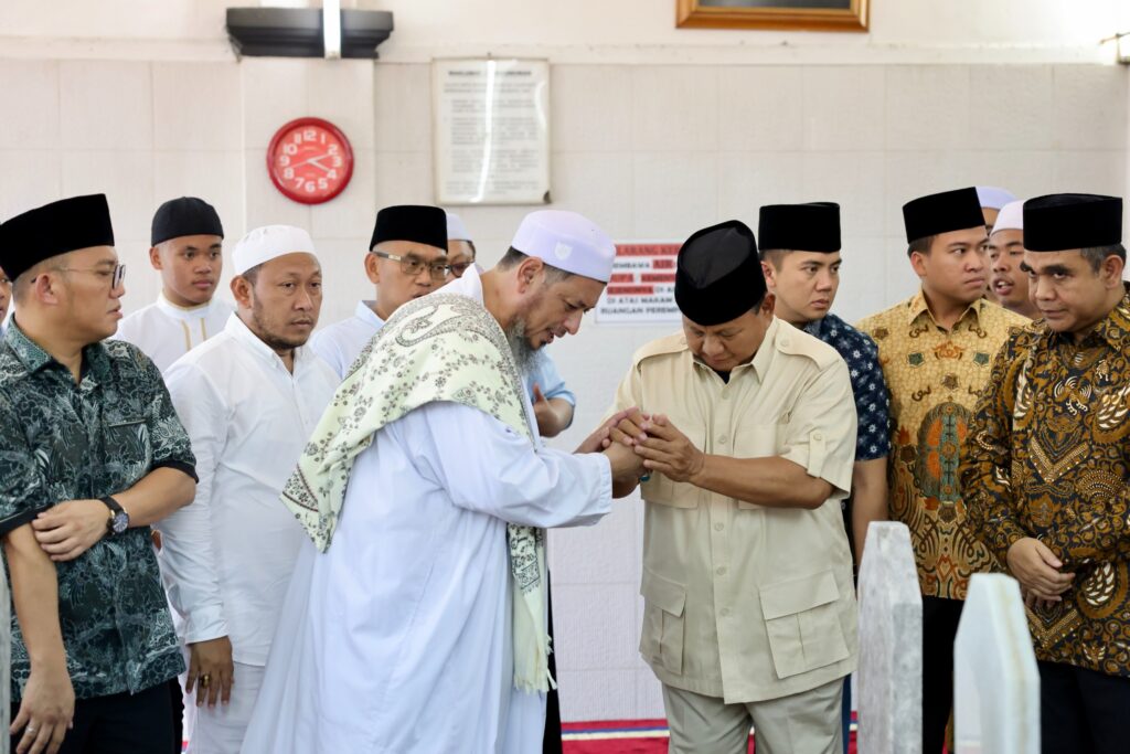 Prabowo Subianto Mengunjungi Habib Ali Kwitang dan Meminta Restu agar Pekerjaan Kita Lancar di Masa Depan