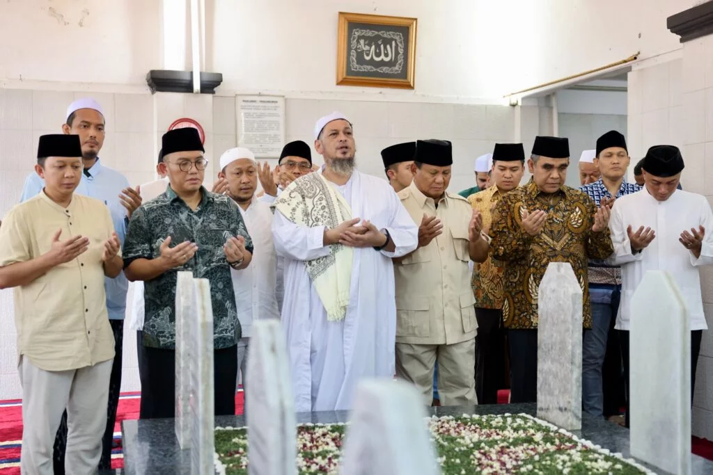 Prabowo Subianto Bongkar Kedekatan Keluarga Melalui Ziarah ke Makam Habib Ali Kwitang