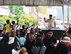 Prabowo Subianto Bertemu Ratusan Warga di Makam Habib Ali Kwitang Saat Ziarah