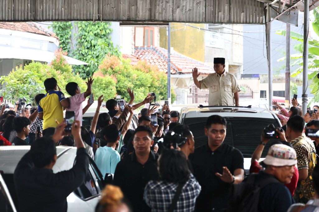 Prabowo Subianto Bertemu Ratusan Warga di Makam Habib Ali Kwitang Saat Ziarah