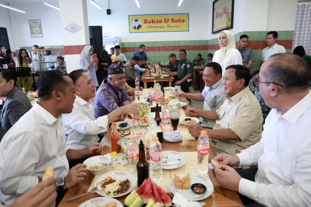 Prabowo Subianto Mampir Makan Bakso di Cimahi, Berduet dan Disambut Meriah oleh Warga