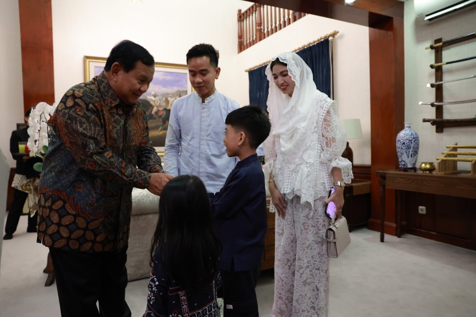 Momen Prabowo Subianto dan Gibran Rakabuming Raka Bersama Keluarga dalam Halal Bihalal yang Penuh Tawa