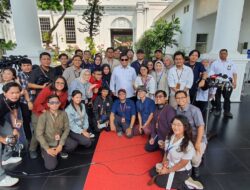 The Palace Reporters Pose for a Group Photo with Prabowo Subianto while Sporting Sunglasses