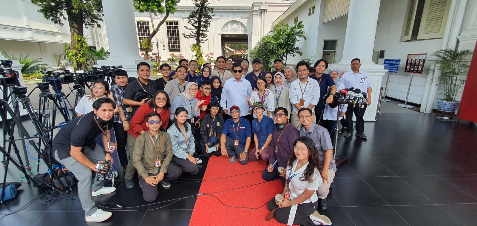 The Palace Reporters Pose for a Group Photo with Prabowo Subianto while Sporting Sunglasses