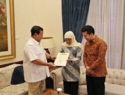 Prabowo Subianto Presents Letter of Recommendation for Candidate of East Java Governor