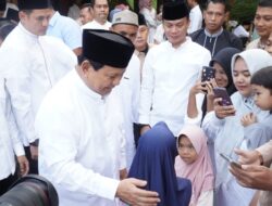 Iduladha 1445 H, Prabowo Subianto Berbicara dengan Penduduk di Hambalang Bogor