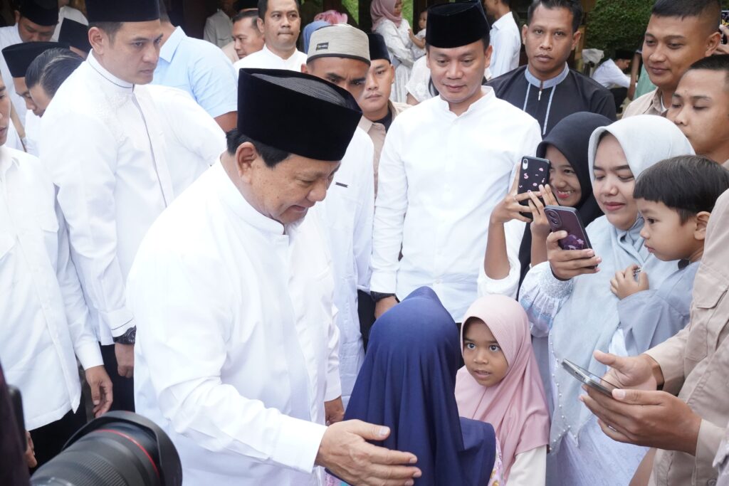 Iduladha 1445 H, Prabowo Subianto Berbicara dengan Penduduk di Hambalang Bogor