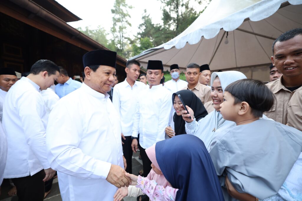 Prabowo Subianto Sholat Iduladha 1445 H di Masjid Nurul Wathan Hambalang