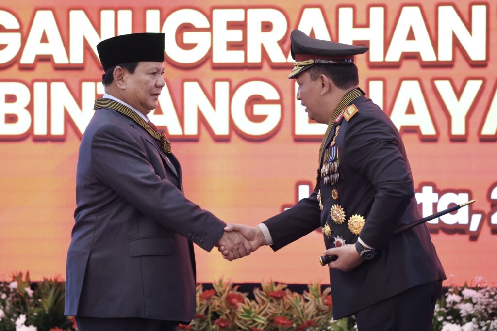 Prabowo Subianto Mendapatkan Penghormatan Bintang Bhayangkara Utama dari Kepala Kepolisian Indonesia