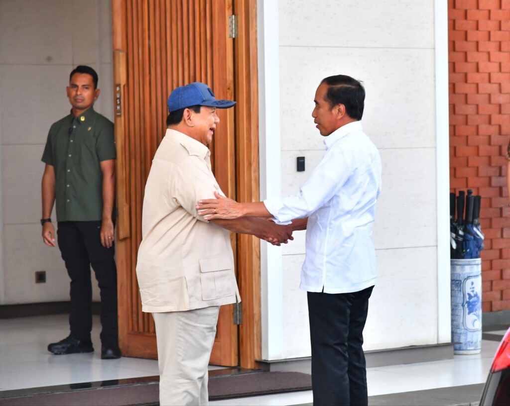 Prabowo Subianto Mendekati Jokowi di Halim, Memberikan Ucapan Selamat Ulang Tahun secara langsung