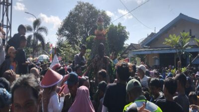 Meriahkan Sedekah Bumi di Desa Kuripan Cilacap dengan Arak-arakan Jolen dan Rebutan Gunungan