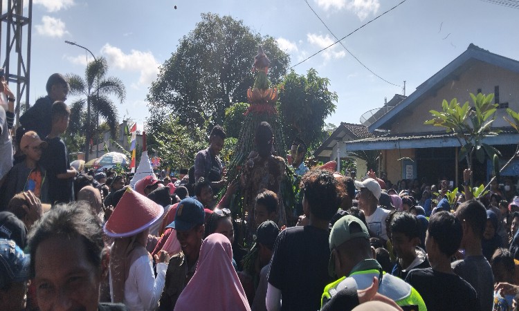 Meriahkan Sedekah Bumi di Desa Kuripan Cilacap dengan Arak-arakan Jolen dan Rebutan Gunungan