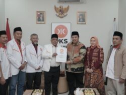 PKS Menyerahkan Surat Keputusan untuk Warsubi dalam Pilkada Jombang