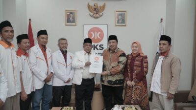 PKS Menyerahkan Surat Keputusan untuk Warsubi dalam Pilkada Jombang