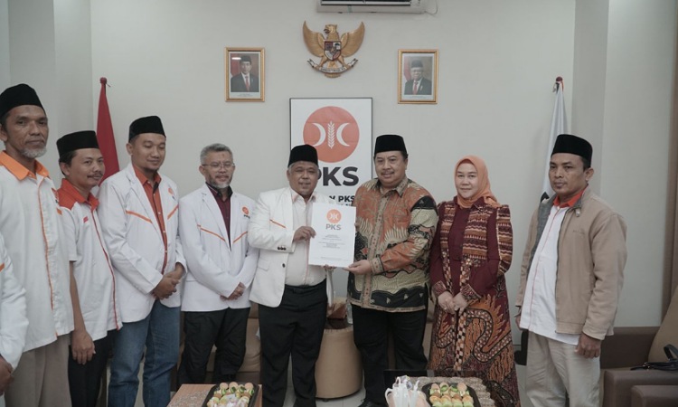 PKS Menyerahkan Surat Keputusan untuk Warsubi dalam Pilkada Jombang