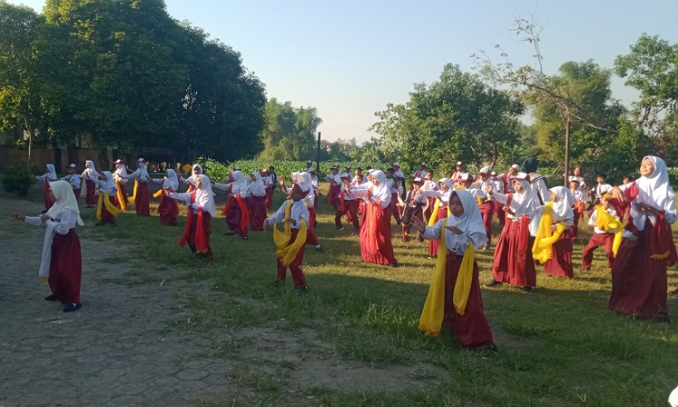 Siswa Baru SDN Kepuhrejo 1 Jombang Disambut dengan Tari Remo Massal