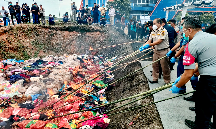 Bea Cukai Karimun Menghancurkan Barang Sitaan Bernilai Rp 4,2 Miliar