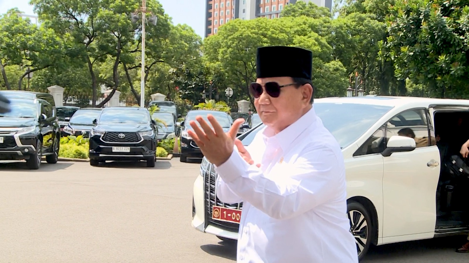 Prabowo Subianto Goes for a Light Jog and Strikes a Silat Pose at the Presidential Palace Post-Leg Surgery