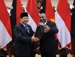 Prabowo Subianto shares Warm Moments with Prime Minister of Papua New Guinea during Visit to Ministry of Defense