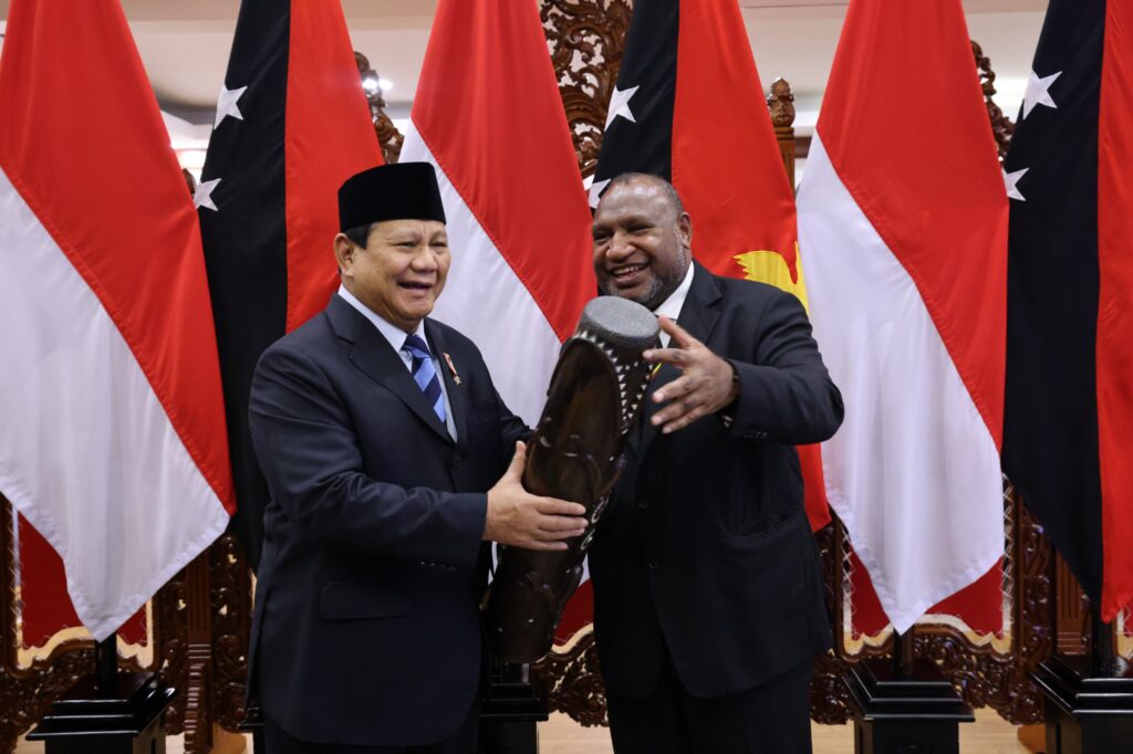 Prabowo Subianto shares Warm Moments with Prime Minister of Papua New Guinea during Visit to Ministry of Defense