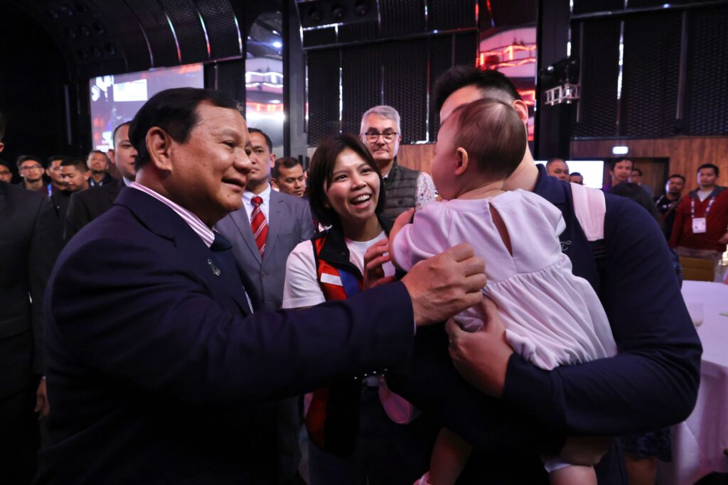 Prabowo Subianto Bertemu dengan Greysia Polii dan Keluarganya di Paris