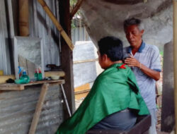 Kisah Pak Ikhlas, Si Pemilik Tempat Potong Rambut “Seikhlasnya” di Jember