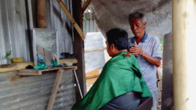 Kisah Pak Ikhlas, Si Pemilik Tempat Potong Rambut “Seikhlasnya” di Jember