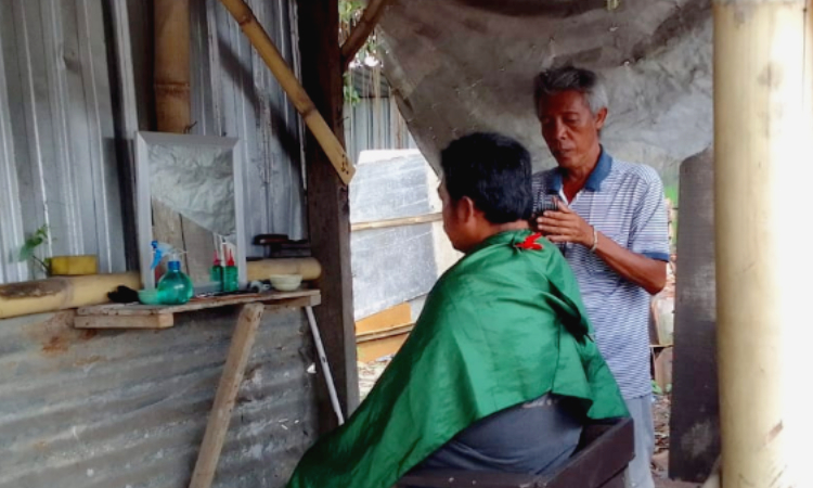 Kisah Pak Ikhlas, Si Pemilik Tempat Potong Rambut “Seikhlasnya” di Jember